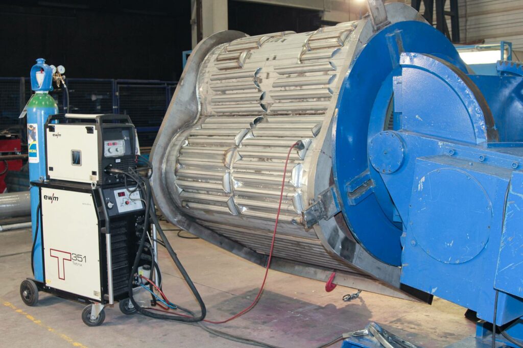 Installation industrielle EWM avec générateur TIG Tetrix, dévidoir tigSpeed et raccordements du système