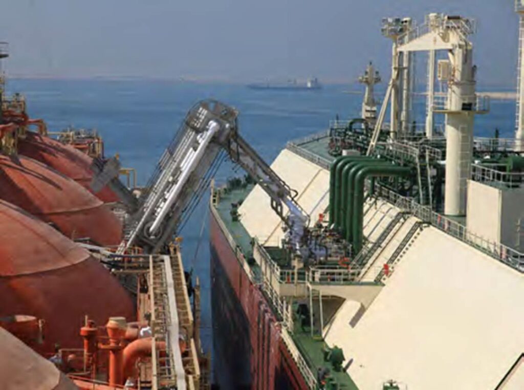 Cinq bras marins ChemConnect sur une jetée, avec structure porteuse et conduites