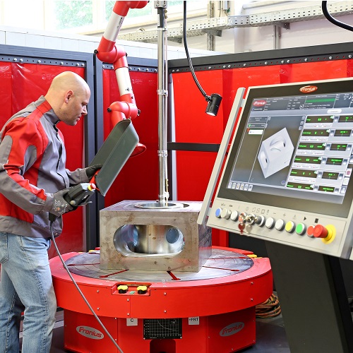 Fronius Compact Cladding Cell génération 2 : cellule industrielle automatisée de rechargement TIG