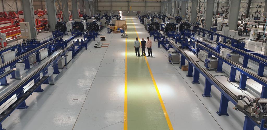 Atelier de production équipé de plusieurs bancs de rechargement intérieur Polysoude TWIN-TIGer pour tubes longs