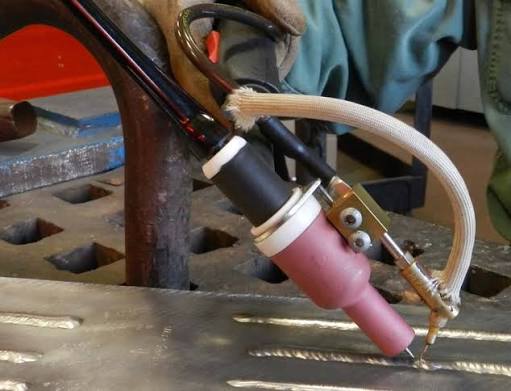 Torche de soudage TIP TIG avec fil d’apport amené au voisinage de l’arc et du bain de fusion